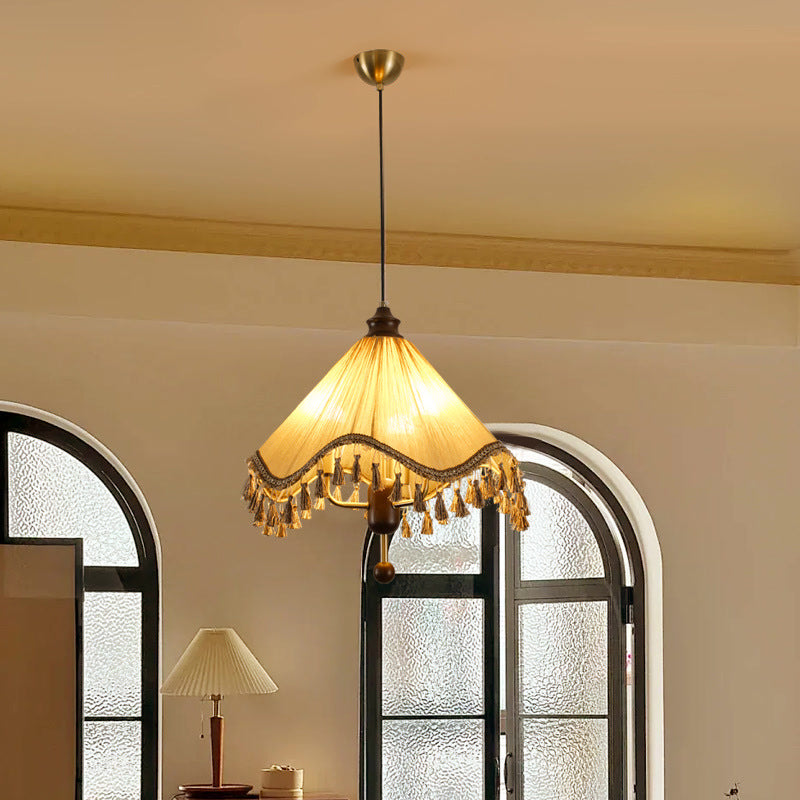 Lustre à trois lumières en bois avec abat-jour plissé conique traditionnel français et pampilles pour salon 