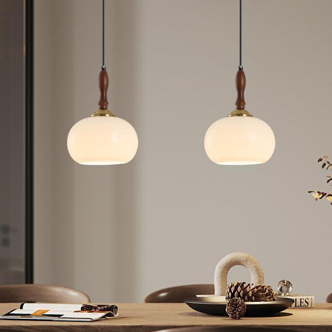 Suspension à une lumière avec abat-jour en verre en forme de boule en bois massif nordique contemporain pour salle à manger 