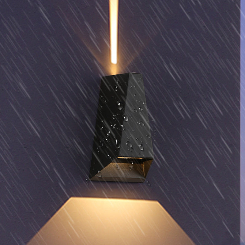 مصباح حائط خارجي LED مضاء لأعلى ولأسفل بتصميم حديث بسيط من الألومنيوم بشكل شبه منحرف للحديقة 