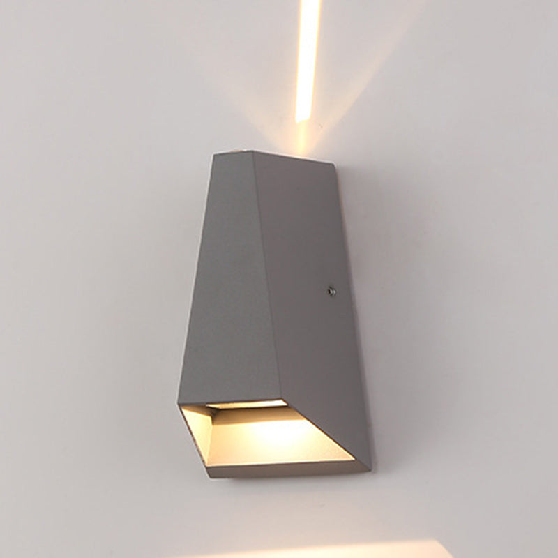 مصباح حائط خارجي LED مضاء لأعلى ولأسفل بتصميم حديث بسيط من الألومنيوم بشكل شبه منحرف للحديقة 