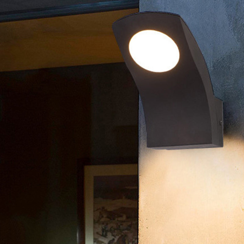 مصباح حائط خارجي مقاوم للماء LED من الألومنيوم المنحني بتصميم حديث بسيط للحديقة 
