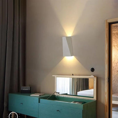 Aplique de pared LED iluminado hacia arriba y hacia abajo de aluminio minimalista moderno para patio exterior 