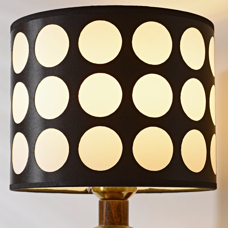 Traditionelle französische weiße Polka-Dot-Stoffschirm-Wandleuchte aus Walnussholz mit 1 Licht für das Wohnzimmer 