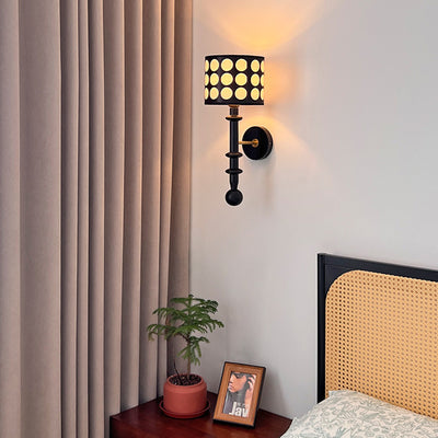Traditionelle französische weiße Polka-Dot-Stoffschirm-Wandleuchte aus Walnussholz mit 1 Licht für das Wohnzimmer 