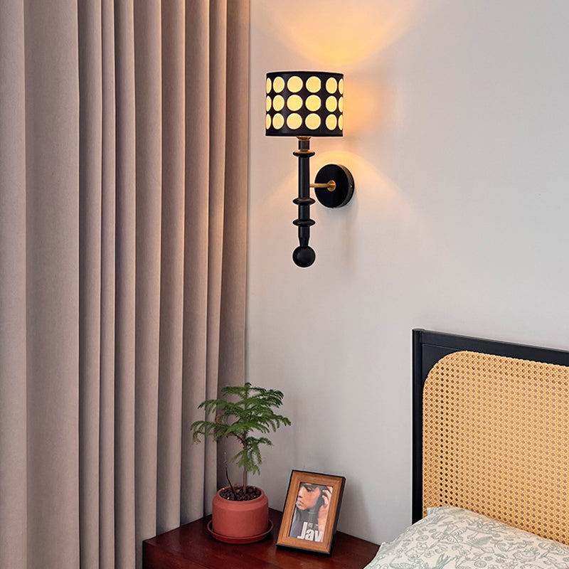 Traditionelle französische weiße Polka-Dot-Stoffschirm-Wandleuchte aus Walnussholz mit 1 Licht für das Wohnzimmer 