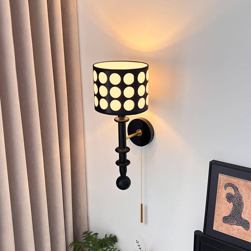 Traditionelle französische weiße Polka-Dot-Stoffschirm-Wandleuchte aus Walnussholz mit 1 Licht für das Wohnzimmer 