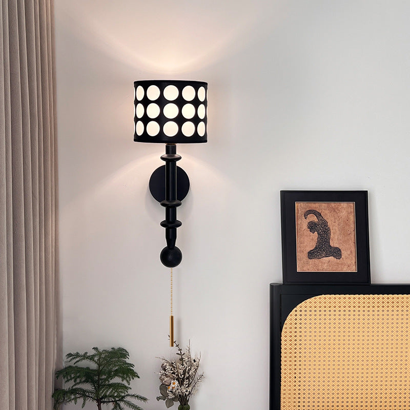 Traditionelle französische weiße Polka-Dot-Stoffschirm-Wandleuchte aus Walnussholz mit 1 Licht für das Wohnzimmer 