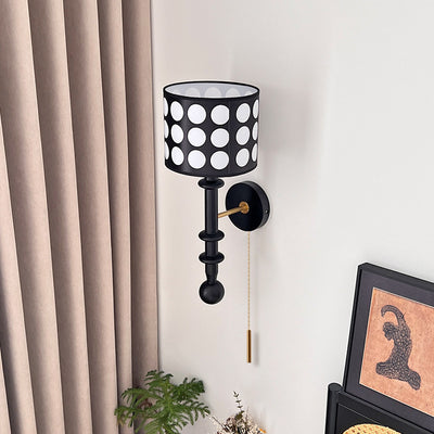 Traditionelle französische weiße Polka-Dot-Stoffschirm-Wandleuchte aus Walnussholz mit 1 Licht für das Wohnzimmer 