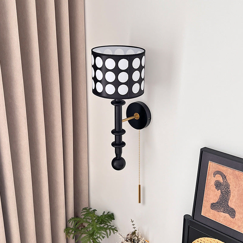 Traditionelle französische weiße Polka-Dot-Stoffschirm-Wandleuchte aus Walnussholz mit 1 Licht für das Wohnzimmer 
