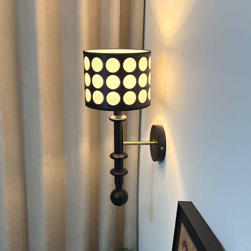 Applique murale 1 lumière en noyer avec abat-jour en tissu à pois blancs traditionnels pour salon 