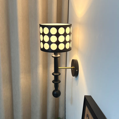 Traditionelle französische weiße Polka-Dot-Stoffschirm-Wandleuchte aus Walnussholz mit 1 Licht für das Wohnzimmer 