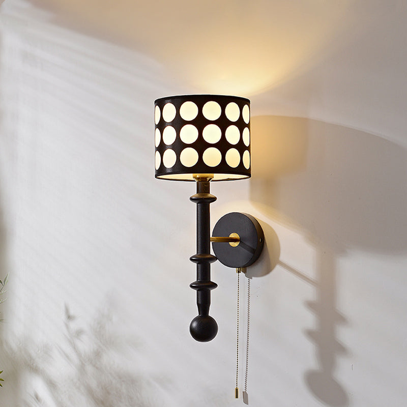 Traditionelle französische weiße Polka-Dot-Stoffschirm-Wandleuchte aus Walnussholz mit 1 Licht für das Wohnzimmer 
