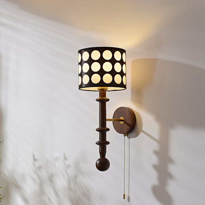 Applique murale 1 lumière en noyer avec abat-jour en tissu à pois blancs traditionnels pour salon 