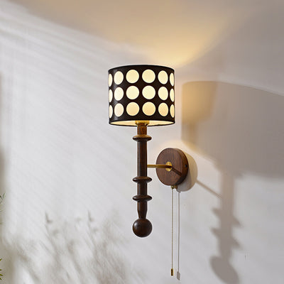 Traditionelle französische weiße Polka-Dot-Stoffschirm-Wandleuchte aus Walnussholz mit 1 Licht für das Wohnzimmer 