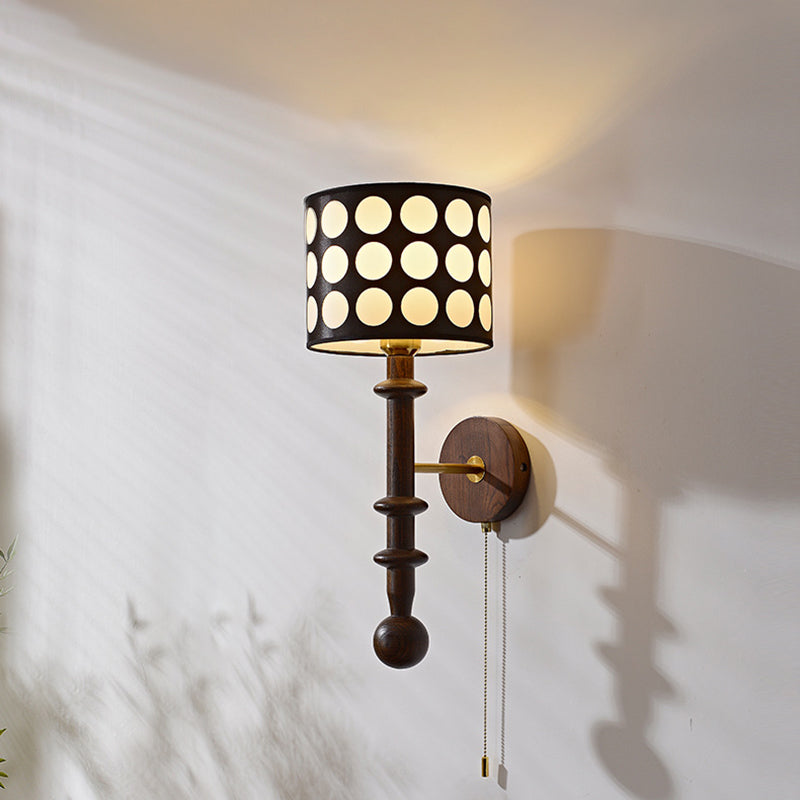Traditionelle französische weiße Polka-Dot-Stoffschirm-Wandleuchte aus Walnussholz mit 1 Licht für das Wohnzimmer 