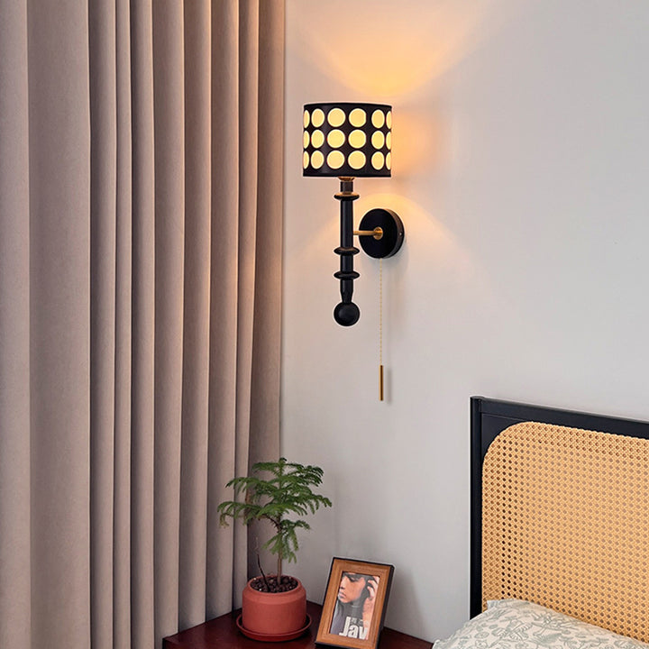 Applique murale 1 lumière en noyer avec abat-jour en tissu à pois blancs traditionnels pour salon 