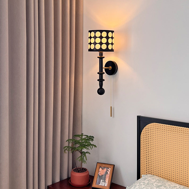 Traditionelle französische weiße Polka-Dot-Stoffschirm-Wandleuchte aus Walnussholz mit 1 Licht für das Wohnzimmer 