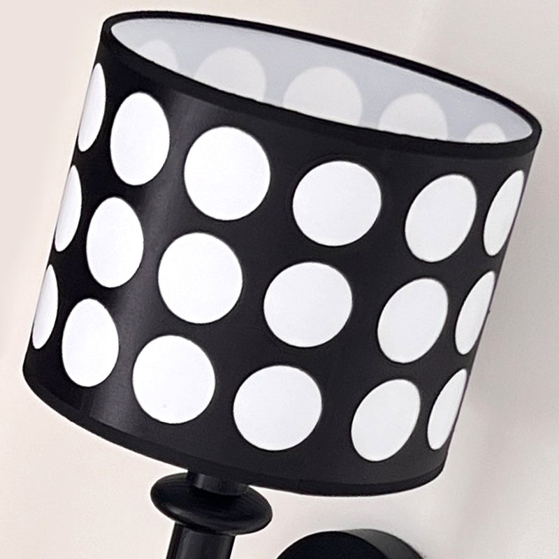 Traditionelle französische weiße Polka-Dot-Stoffschirm-Wandleuchte aus Walnussholz mit 1 Licht für das Wohnzimmer 