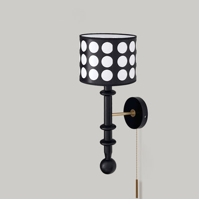 Traditionelle französische weiße Polka-Dot-Stoffschirm-Wandleuchte aus Walnussholz mit 1 Licht für das Wohnzimmer 