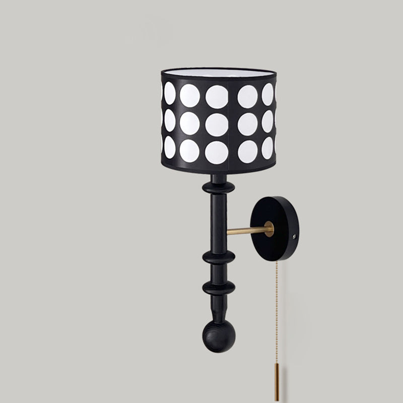Traditionelle französische weiße Polka-Dot-Stoffschirm-Wandleuchte aus Walnussholz mit 1 Licht für das Wohnzimmer 