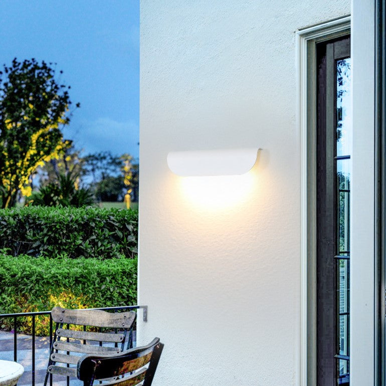 Applique murale étanche en aluminium incurvé minimaliste moderne à LED pour patio extérieur 