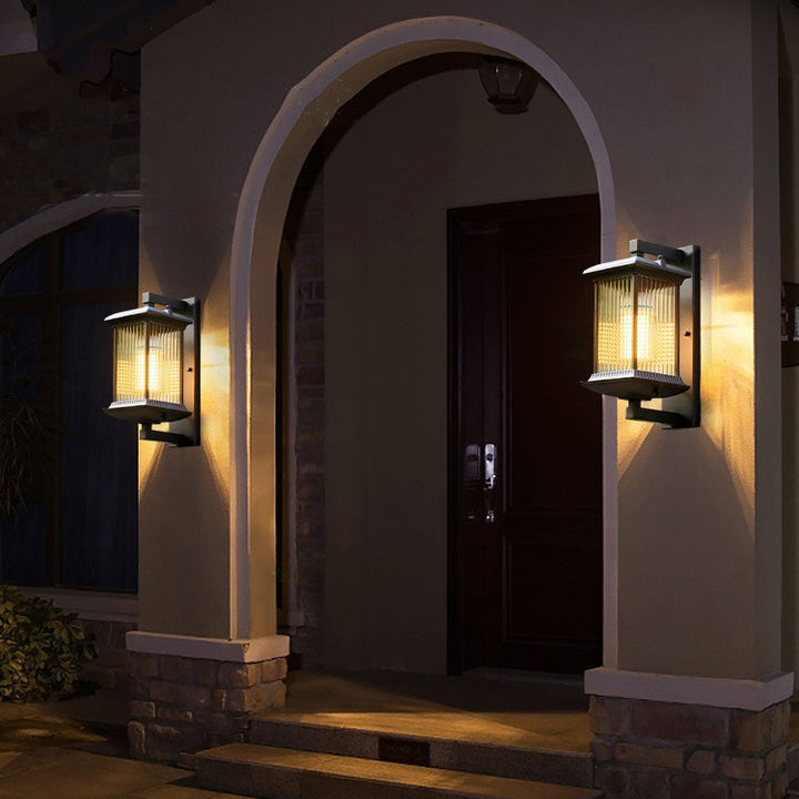 Traditionelle chinesische Aluminium-Glas-Säule 1-Licht Außenwandleuchte für den Garten 