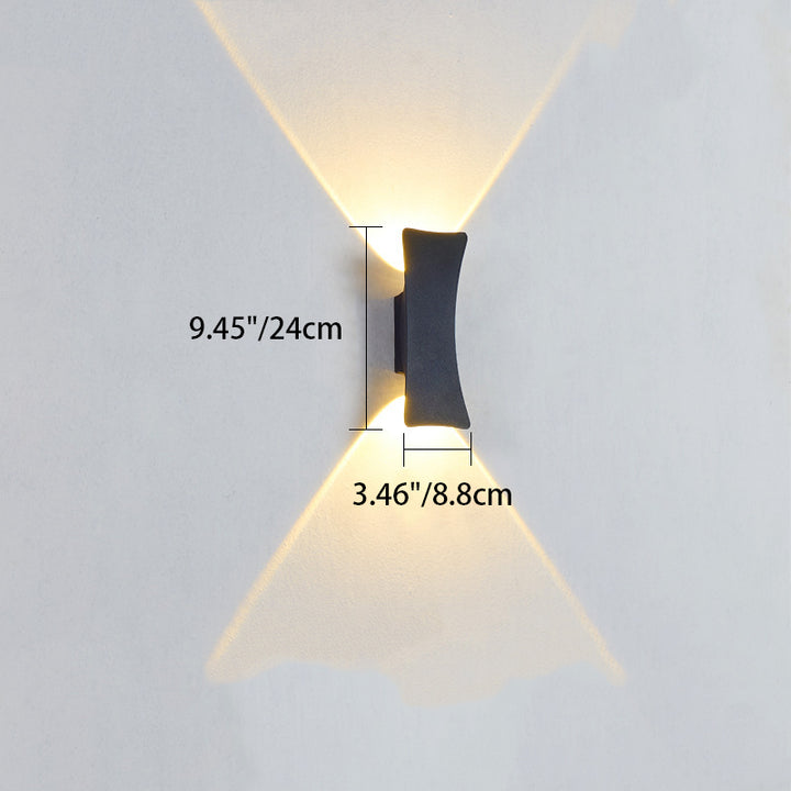 Moderne minimalistische gebogene Aluminium-LED-Wandleuchte mit Beleuchtung nach oben und unten, wasserdicht, für den Außenbereich 