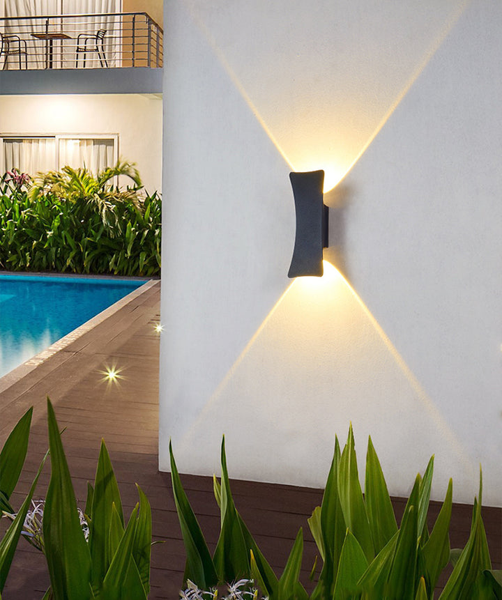 Moderne minimalistische gebogene Aluminium-LED-Wandleuchte mit Beleuchtung nach oben und unten, wasserdicht, für den Außenbereich 