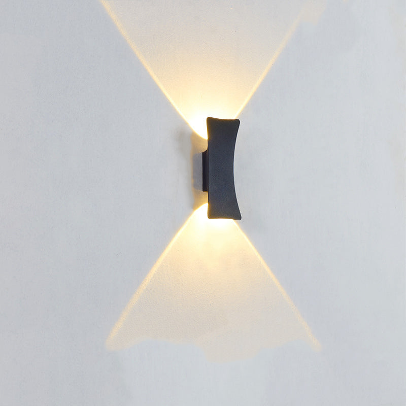 Applique murale moderne minimaliste en aluminium incurvé avec LED étanche éclairée vers le haut et vers le bas pour patio extérieur 