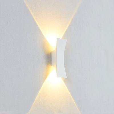 Applique murale moderne minimaliste en aluminium incurvé avec LED étanche éclairée vers le haut et vers le bas pour patio extérieur 