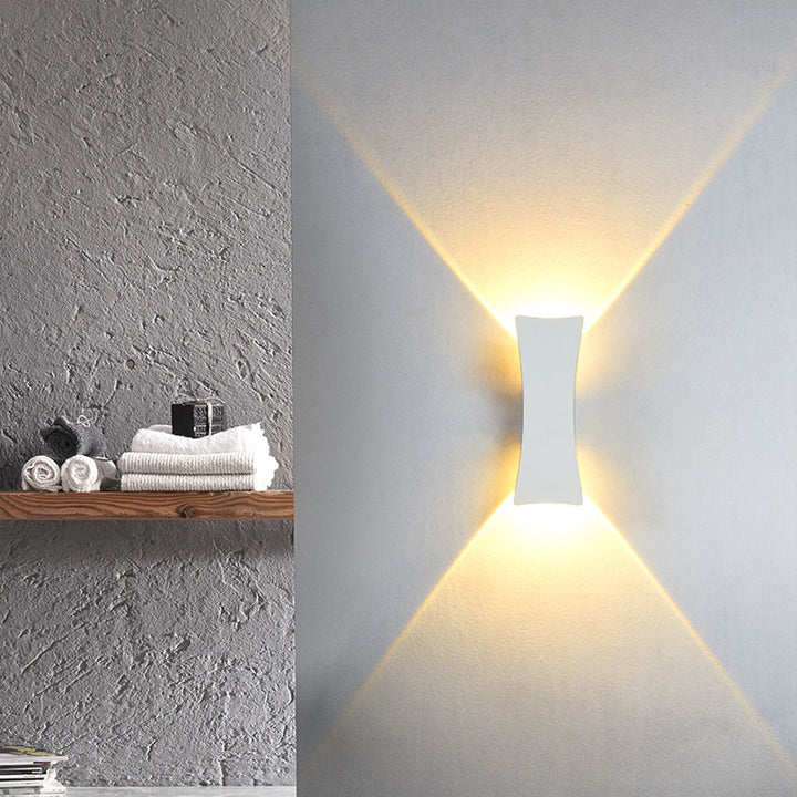 Moderne minimalistische gebogene Aluminium-LED-Wandleuchte mit Beleuchtung nach oben und unten, wasserdicht, für den Außenbereich 