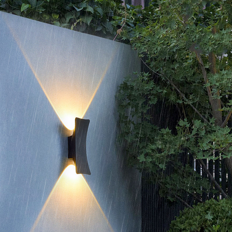 Applique murale moderne minimaliste en aluminium incurvé avec LED étanche éclairée vers le haut et vers le bas pour patio extérieur 