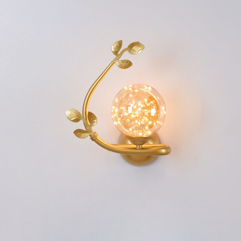 Zeitgenössische Luxus-Eisenrahmen-Glasbecher-Schirm 1-Licht-Wandleuchte für Wohnzimmer 