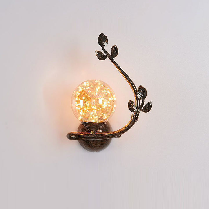 Zeitgenössische Luxus-Eisenrahmen-Glasbecher-Schirm 1-Licht-Wandleuchte für Wohnzimmer 