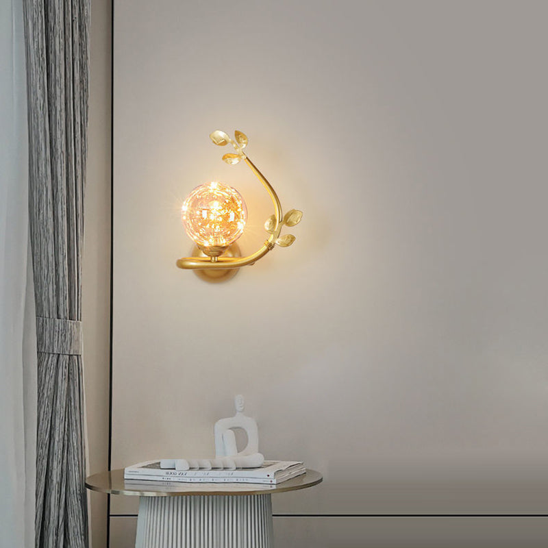Zeitgenössische Luxus-Eisenrahmen-Glasbecher-Schirm 1-Licht-Wandleuchte für Wohnzimmer 