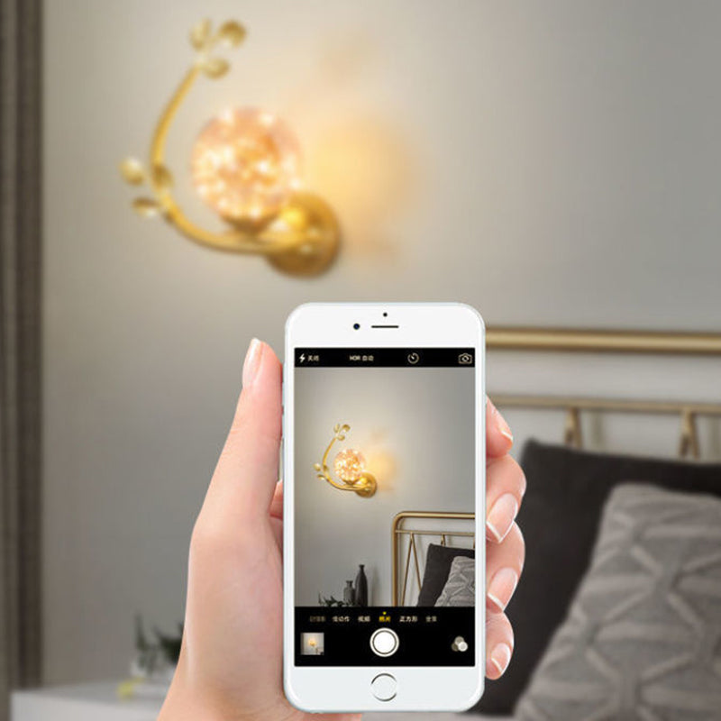 Zeitgenössische Luxus-Eisenrahmen-Glasbecher-Schirm 1-Licht-Wandleuchte für Wohnzimmer 