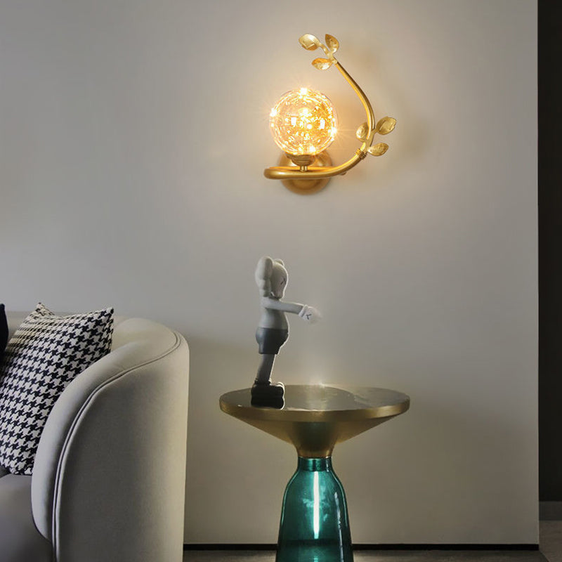 Zeitgenössische Luxus-Eisenrahmen-Glasbecher-Schirm 1-Licht-Wandleuchte für Wohnzimmer 