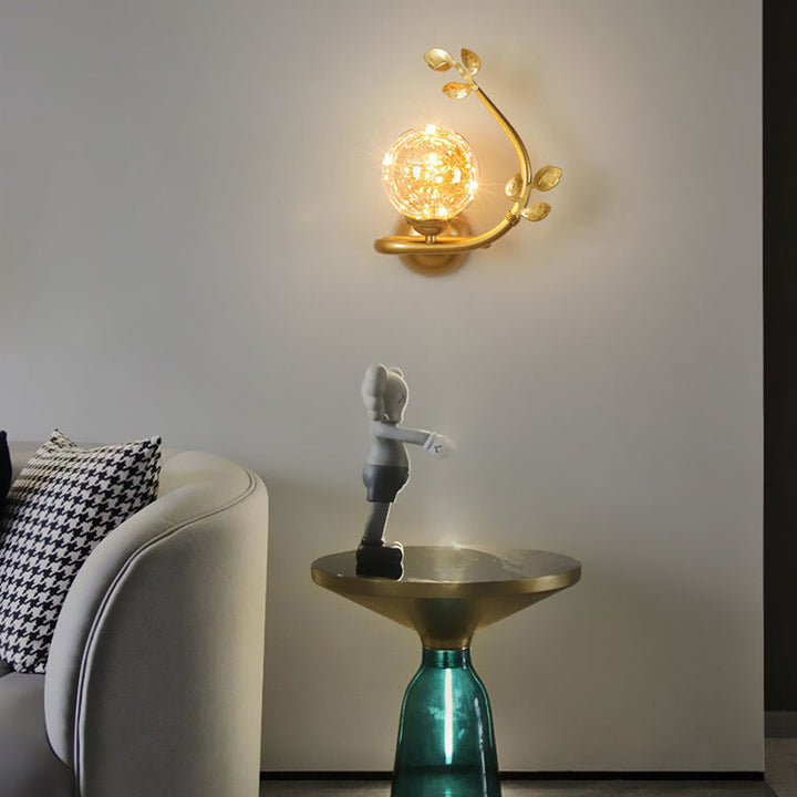 Zeitgenössische Luxus-Eisenrahmen-Glasbecher-Schirm 1-Licht-Wandleuchte für Wohnzimmer 