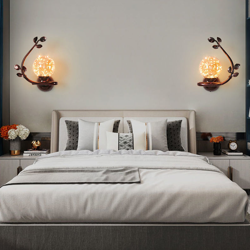 Zeitgenössische Luxus-Eisenrahmen-Glasbecher-Schirm 1-Licht-Wandleuchte für Wohnzimmer 