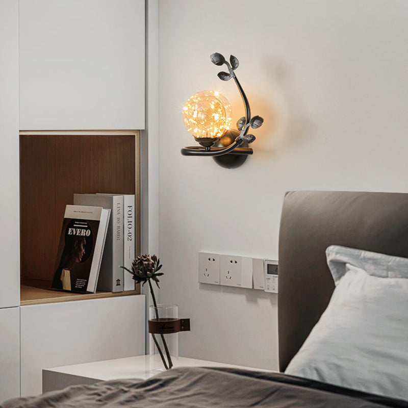 Zeitgenössische Luxus-Eisenrahmen-Glasbecher-Schirm 1-Licht-Wandleuchte für Wohnzimmer 