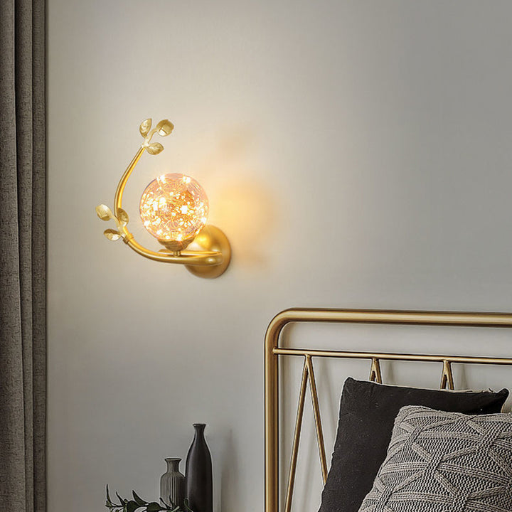 Zeitgenössische Luxus-Eisenrahmen-Glasbecher-Schirm 1-Licht-Wandleuchte für Wohnzimmer 