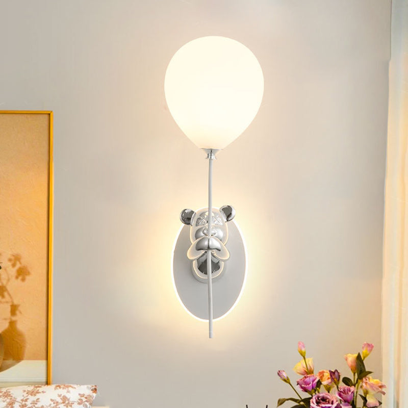 Lámpara de aplique de pared LED con pantalla de globo de vidrio de resina creativa contemporánea de oso de dibujos animados para dormitorio 