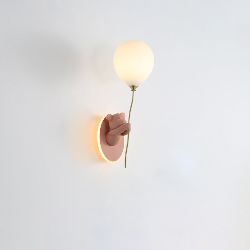 Lámpara de aplique de pared LED con pantalla de globo de vidrio de resina creativa contemporánea de oso de dibujos animados para dormitorio 