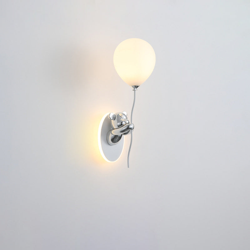 Lámpara de aplique de pared LED con pantalla de globo de vidrio de resina creativa contemporánea de oso de dibujos animados para dormitorio 