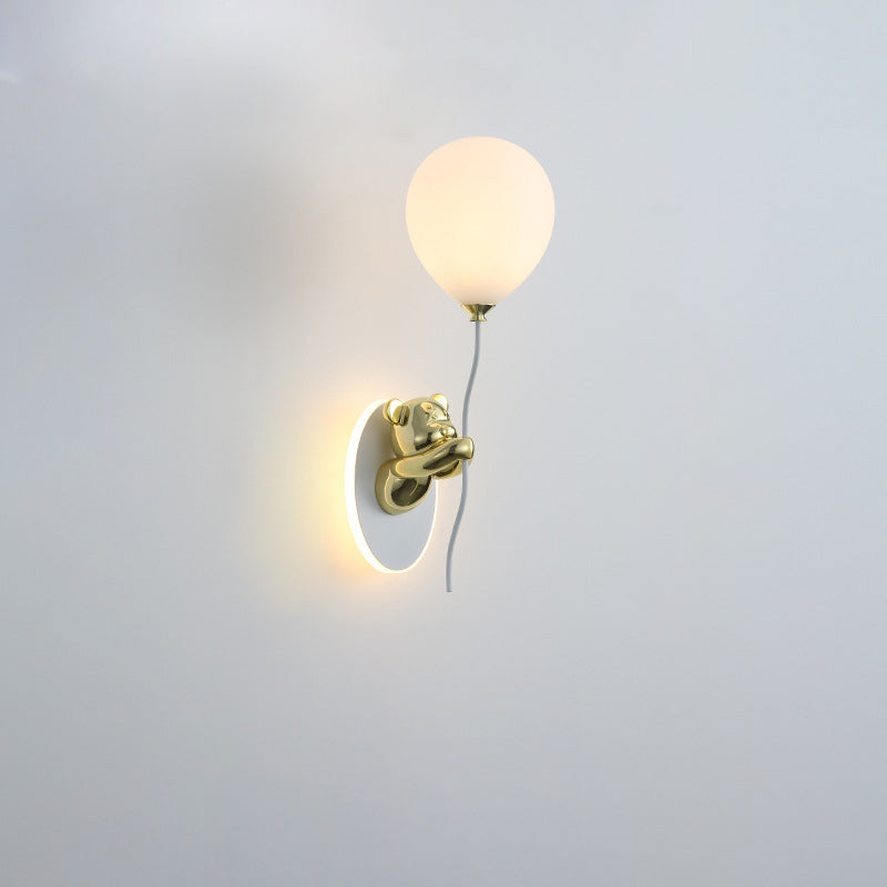 Lámpara de aplique de pared LED con pantalla de globo de vidrio de resina creativa contemporánea de oso de dibujos animados para dormitorio 