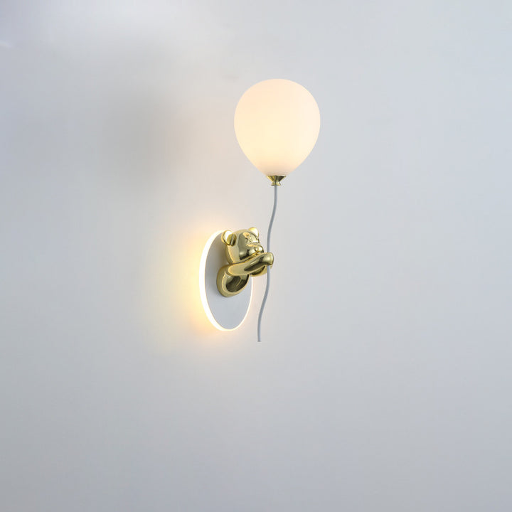 Lámpara de aplique de pared LED con pantalla de globo de vidrio de resina creativa contemporánea de oso de dibujos animados para dormitorio 