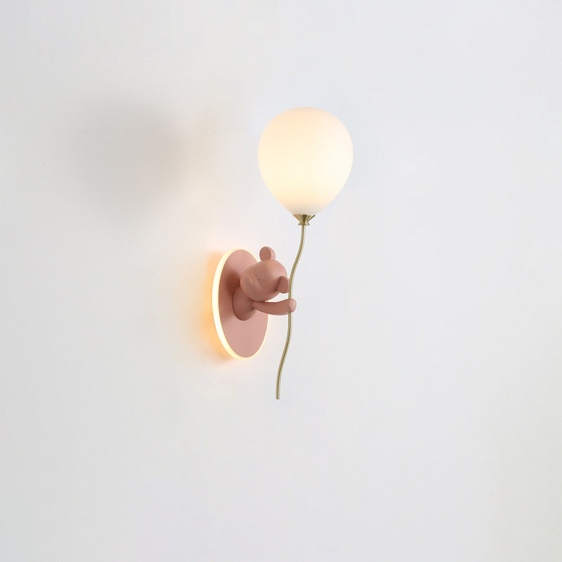 Lámpara de aplique de pared LED con pantalla de globo de vidrio de resina creativa contemporánea de oso de dibujos animados para dormitorio 