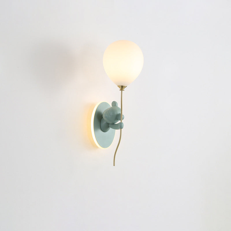 Lámpara de aplique de pared LED con pantalla de globo de vidrio de resina creativa contemporánea de oso de dibujos animados para dormitorio 