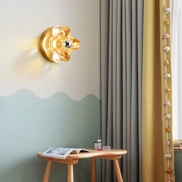 Applique murale contemporaine en laiton de luxe avec abat-jour en verre à quatre feuilles pour salon 