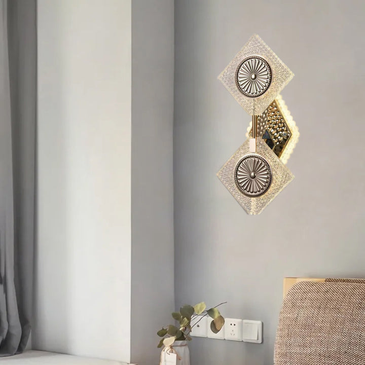 Zeitgenössische Luxus-Kristall-Diamantform-Acryl-LED-Wandleuchte für das Wohnzimmer 